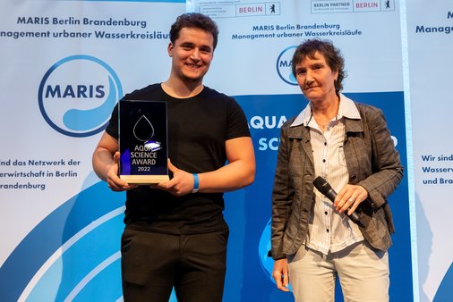 Der Sieger des AQUA SCIENCE AWARD 2022, Sven Hildebrand,  mit der Laudatorin Regina Gnirß von den Berliner Wasserbetrieben